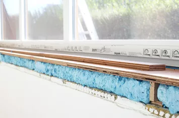 Insulation of window and door frames outside